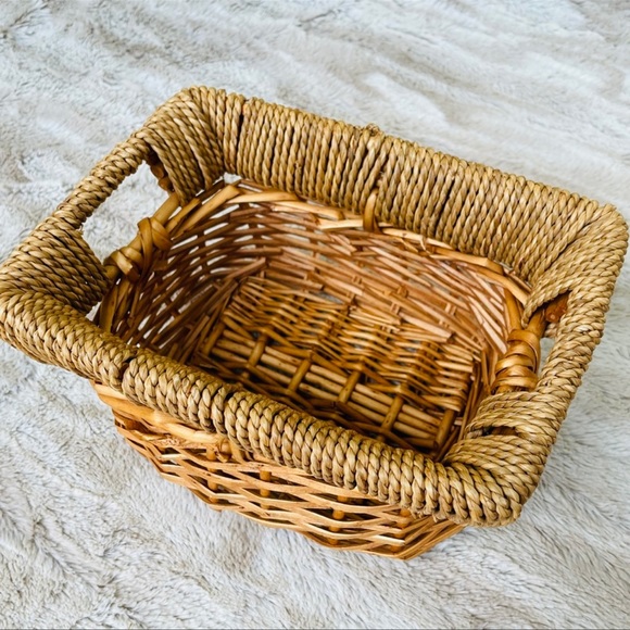 Wicker basket - Picture 1 of 8
